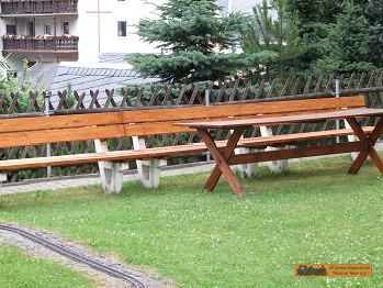 die Sitzbank ist f�r�s Bahnhofsfest erneuert