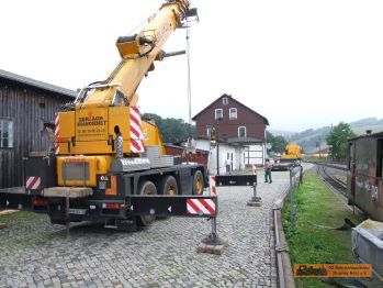 Der Tieflader setzt nun zur�ck.