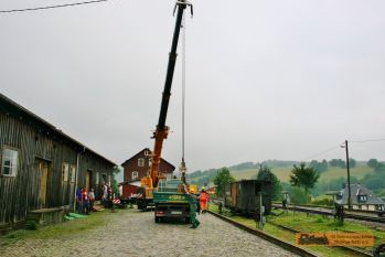 Eine spezielle Quertraverse wird angehangen. � S. Meyer
