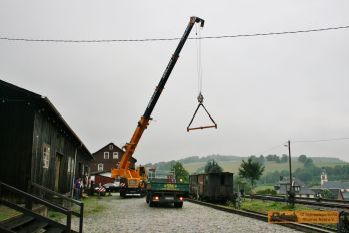 An die Quertraverse kommen nun 4 kurze B�nder. � S. Meyer