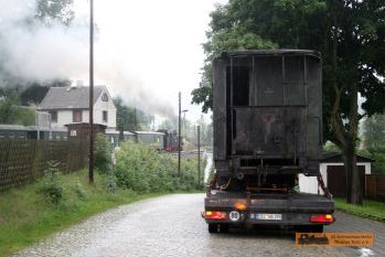 Die letzte Zugvorbeifahrt am KD 974 - 348. � S. Meyer