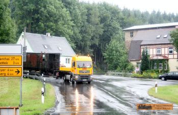 Der Transport ereicht den Haltepunkt Sch�nfeld im Zschopautal. � S. Meyer