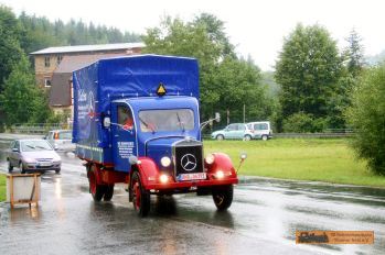 Der sch�ne Oldtimer kommt auch gleich hinterher. � S. Meyer