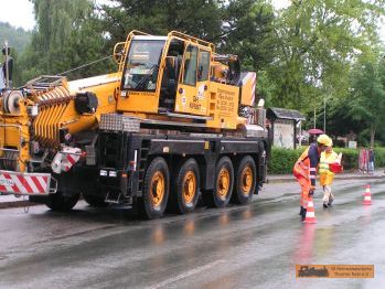 Die Stra�enabsperrung wird gestellt. � J. Reuter