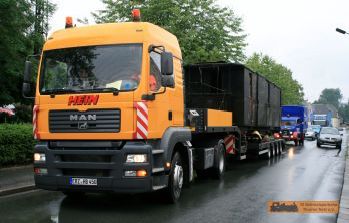 Der Tieflader f�hrt nun vor. � C. Weber