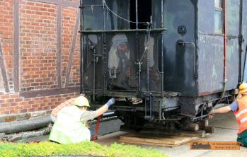 Eine kleine �nderung, zus�tzlich kommt Holz unter das Fahrwerk! � C. Weber