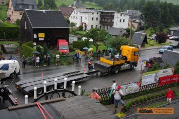 Der Tieflader muss noch zusammen geschoben werden. � J. Kutschka