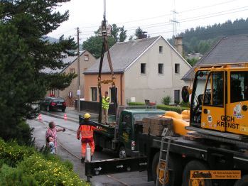 Die Traverse und Gurte kommen auf den GTW-Truck. � J. Reuter