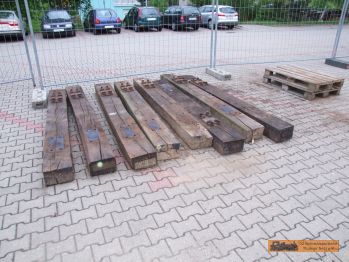 Eine der Schienenplatten ist entfernt.