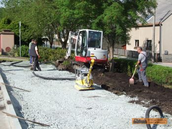 Der neue Bahndamm wird erstellt.