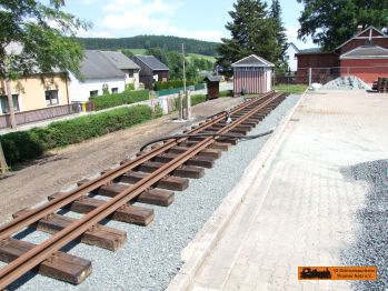 Die Gleise liegen auf den Schwellen.