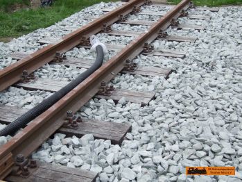 Die Schwellen sind geschottert.