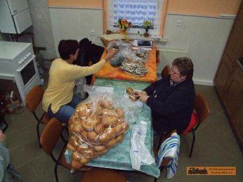 Spackfettbemmen schmieren, Brotln aufschneiden und Glhwein ansetzen!