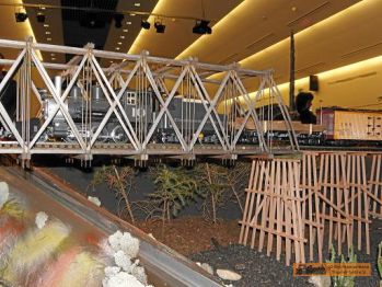 die Mogul #10 fhrt ber die Brcke