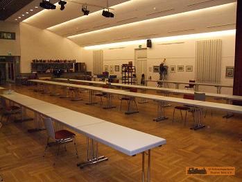 Wir haben viele Tische gestellt.