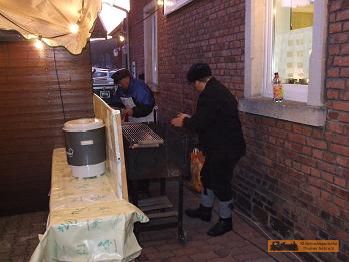 Die Grills werden eingeheizt.