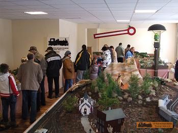 Der Raum wird wieder voller Gste.