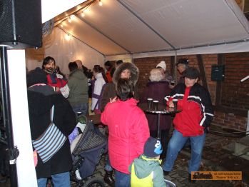 Man verweilt bei Glhwein und Bratwurst.