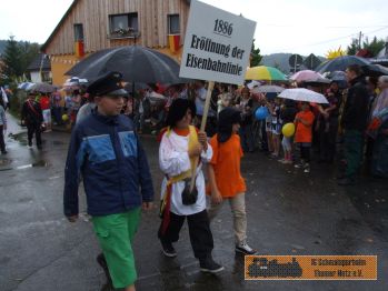 Unser Schildtrger mit Jugendlichen Beistand.