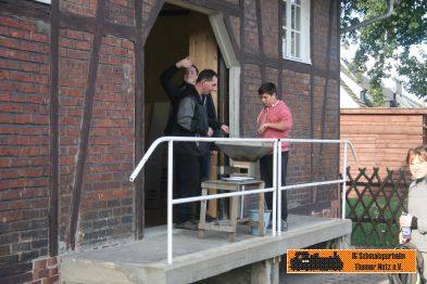 Der Grill ist schon vorbereitet. 