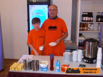 Opa Hans-Dieter hilft seinen Enkel Leon in der Mitropa.