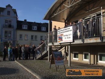 Im Sonnenschein warten die Schnppchenjger.