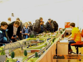 Leon lsst den Sponsorenzug auf der H0 Anlage fahren.