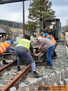 Gleich steht unser Rollwagen auf dem Gleis.