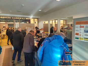 Au�erdem die ersten beiden H&auml;ndler.