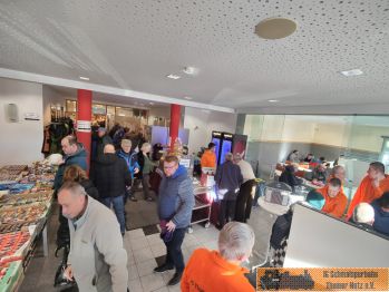 Das Foyer ist immer noch voll.