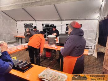 Unser Bratwurst Stand mit dem Team am Grill hinten.