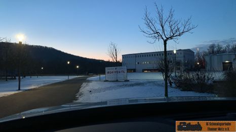 Jan ist 8:00 Uhr, p&uuml;nktlich vorm Messepark.