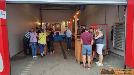 Der Getr&auml;nkeverkauf mit Bar.